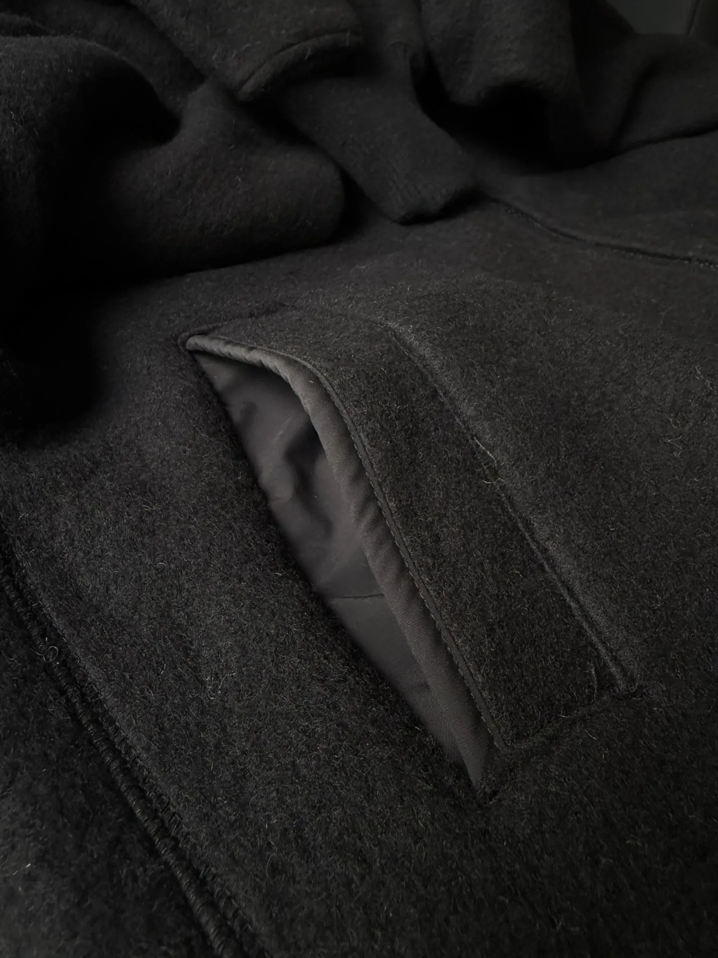 P660 Canada Goose Fleece Wool Badge Hooded Jacket Fabric selection: Wool fleece fabric blended with wool as the main body and a very small amount of spandex and polyester fiber. Wool is a core natural ingredient that provides unparalleled temperature regulation, antibacterial and anti-odor properties and a skin-friendly feel. The feeding of a small amount of spandex gives the fabric a certain degree of four-way elasticity, making it non-restrictive during daily activities. As the basis of fleece's structure, polyester fiber enhances the fabric's durability, wrinkle resistance and quick-drying properties. It contributes to the loft of the fleece and provides functions such as trapping air.  Detail 1: The sleeves and hem are closed with 2×2 ribbing. Its strong elasticity can closely fit wrists and waists of different thicknesses, forming an effective 'seal' to prevent cold wind from blowing back. It can still maintain its original shape after repeated stretching and use, and is not easy to loose and deform. And the ribbed cuffs can convey a sense of design and enhance the visual beauty.  Detail 2: The combination of hood design and elastic buckle improves warmth and windproof performance when wearing. Accessories: Customized elastic drawstring, elastic buckle, custom zipper pendant, custom armband Size: S M L Color: black gray coffee rice pink